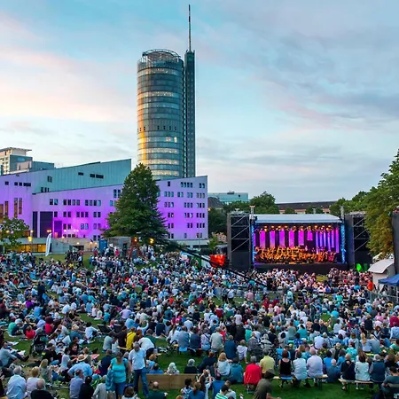 Modernes, Zentrales City-apartment Am Kennedyplatz, Nahe Hauptbahnhof Und Limbecker Platz, Lichtdurchflutete Raeume