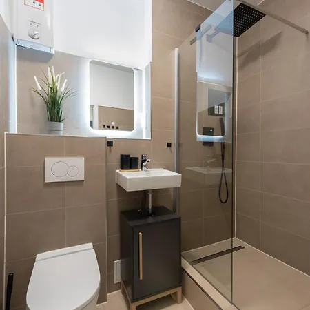 Modernes, Zentrales City-apartment Am Kennedyplatz, Nahe Hauptbahnhof Und Limbecker Platz, Lichtdurchflutete Raeume